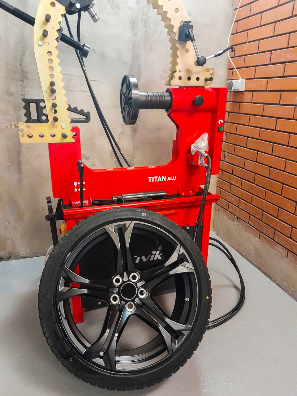 Thiết bị nắn vành ô tô