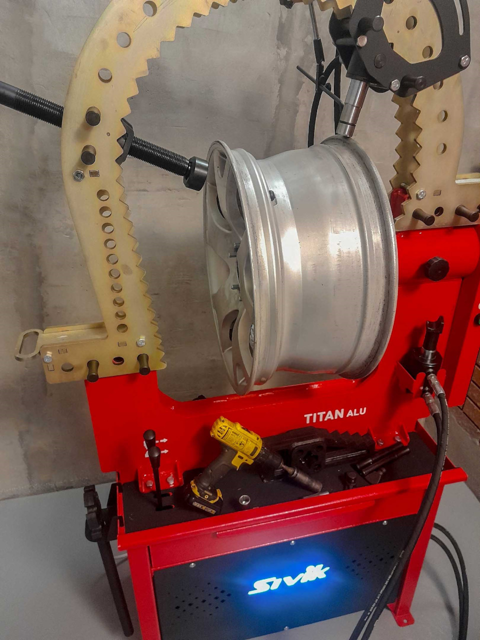 Thiết bị nắn mâm ô tô